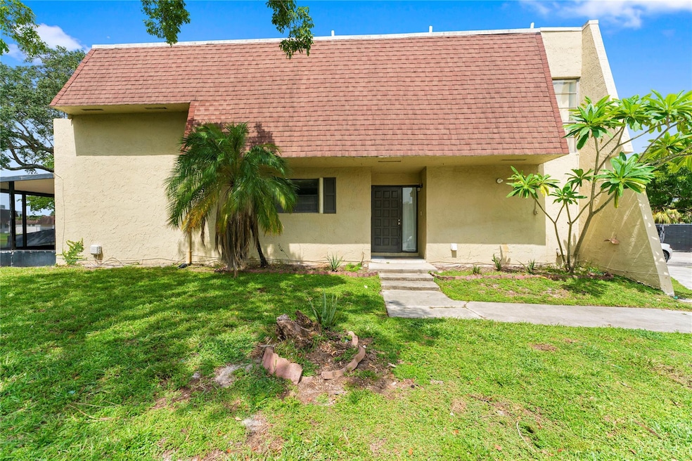 8925 Palm Tree Ln unit 8925, Pembroke Pines, FL 33024 - photo 1