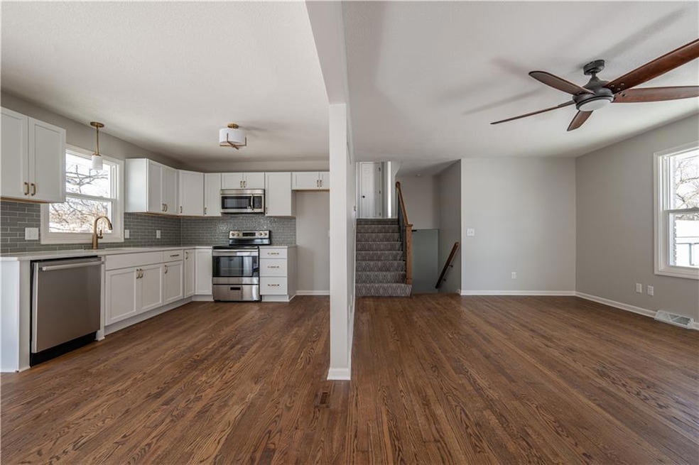 812 NW North Summit Cir, Blue Springs, MO 64015 - photo 1