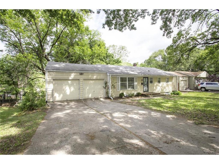 This large Ranch home offers 3 bedrooms, 1 full an
