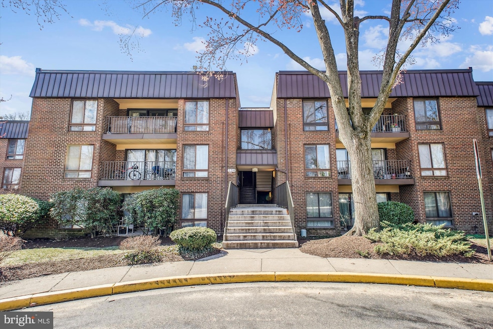 134 Roberts Ln unit 301, Alexandria, VA 22314 - photo 1