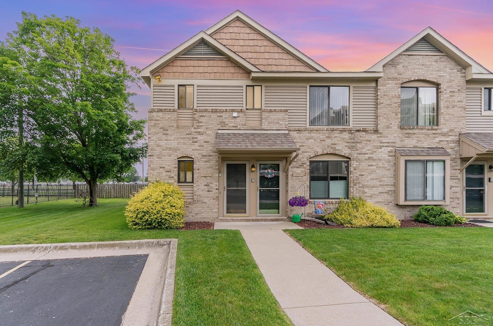 301 S Walnut St unit 301, Bay City, MI 48706 - photo 1