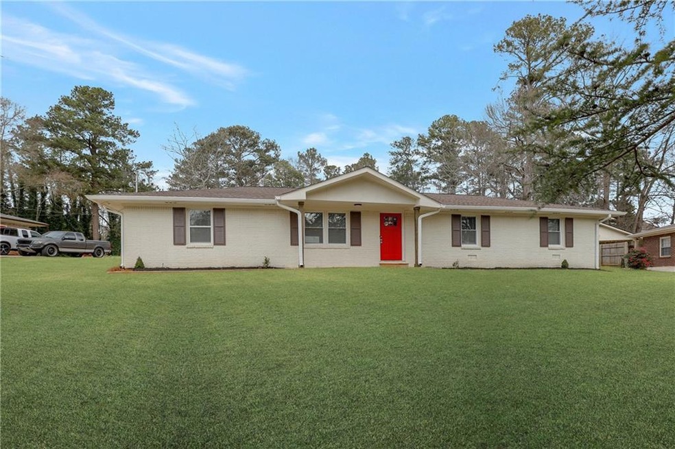 Ranch-style house with a front yard