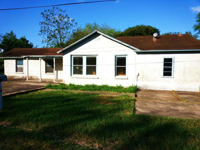 1404 N Comitas St, Beeville, TX 78102 - photo 1