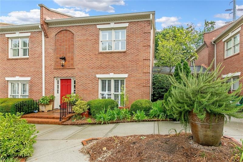 End unit townhouse on the Beltline!