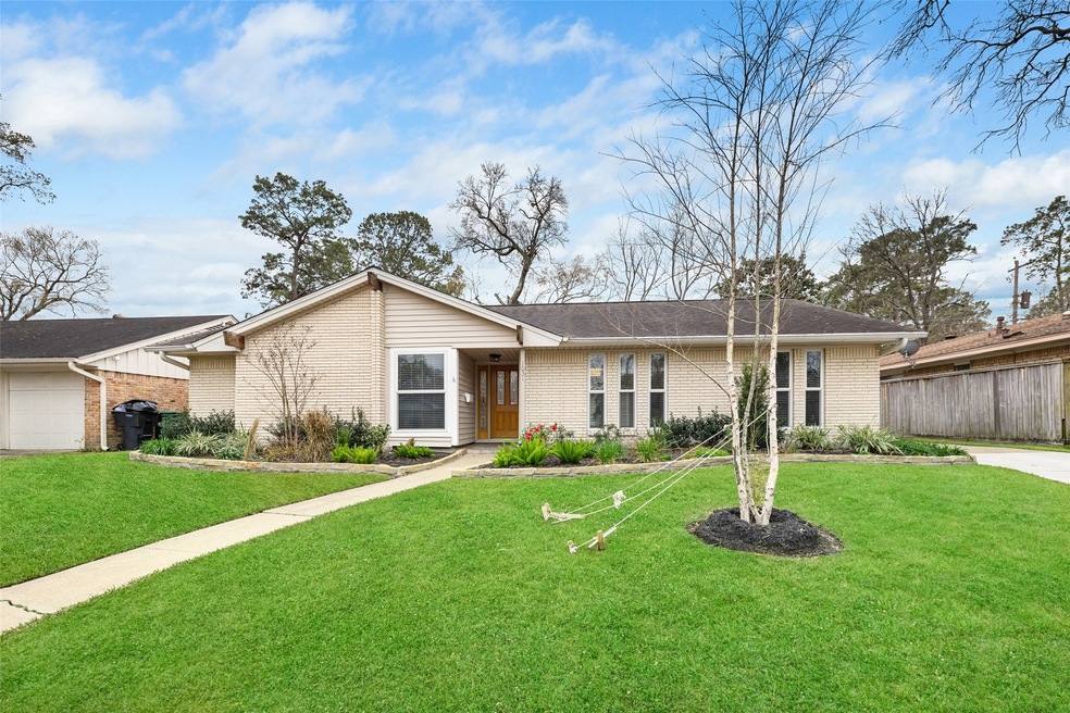 1031 Chamboard Ln, Houston, TX 77018 - photo 1