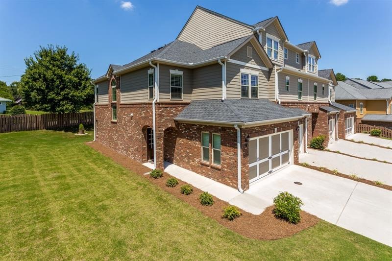 Welcome Home! Like new end unit 2 bedroom / 2.5 ba