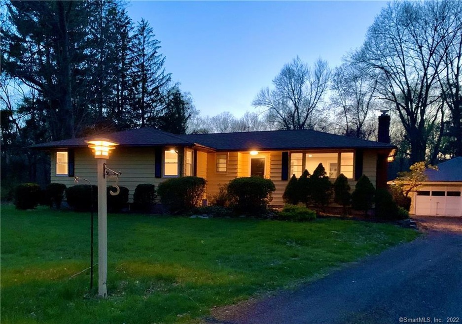 Welcome to 3 Maple Ave. Lots of Mid Century Charm 