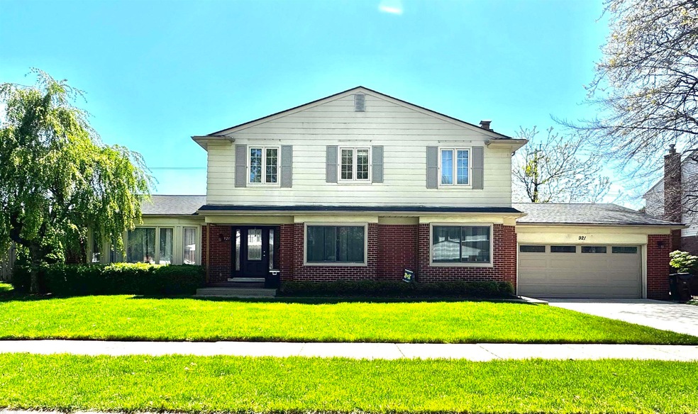 921 S Rosedale Ct, Grosse Pointe Woods, MI 48236 - photo 1