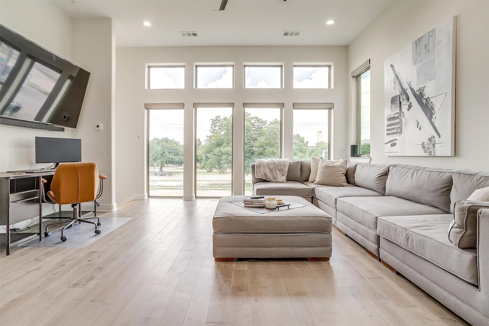 Beautiful modern condo with upgrades!