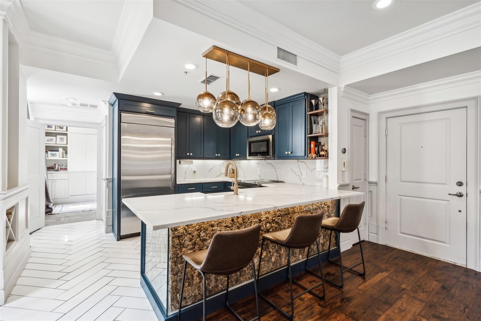 Kitchen with a kitchen breakfast bar, kitchen peni