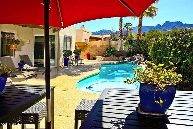 BACK YARD POOL & UMBRELLA