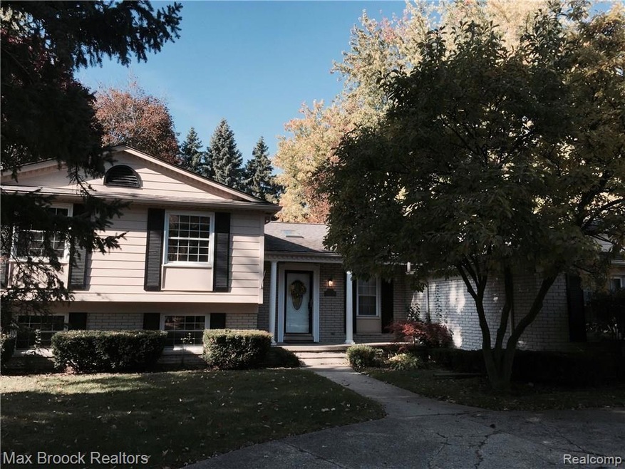 527 Sedgefield with circle drive & side entry gara