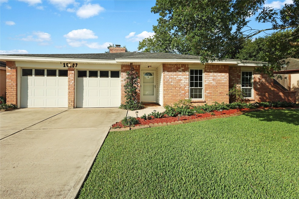 16807 David Glen Dr, Friendswood, TX 77546 - photo 1