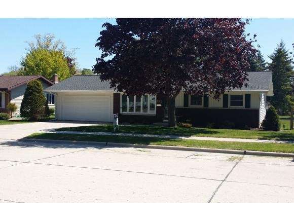 923 Rosemere Cir, Manitowoc, WI 54220 - photo 1