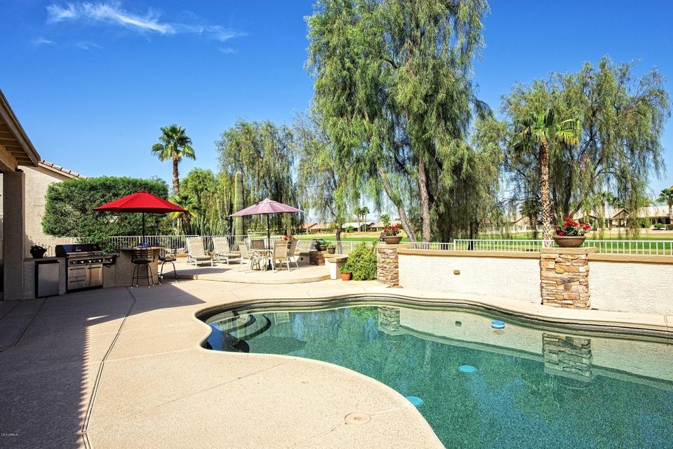 001_Gorgeous Resort-like Backyard
