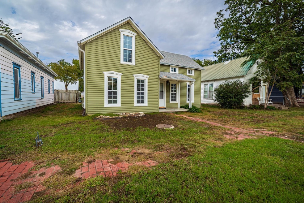 509 E 8th St, Concordia, KS 66901 - photo 1