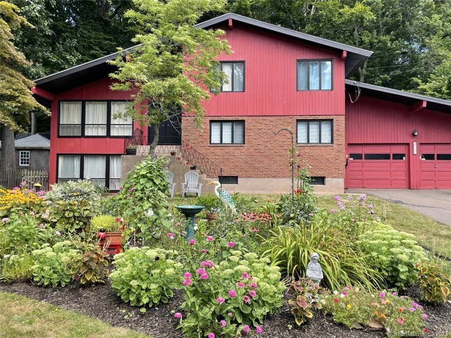 WELCOME TO 107 Round Hill in Wethersfield!