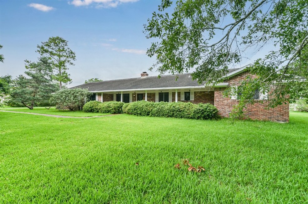 1301 Clifford St, Alvin, TX 77511 - photo 1
