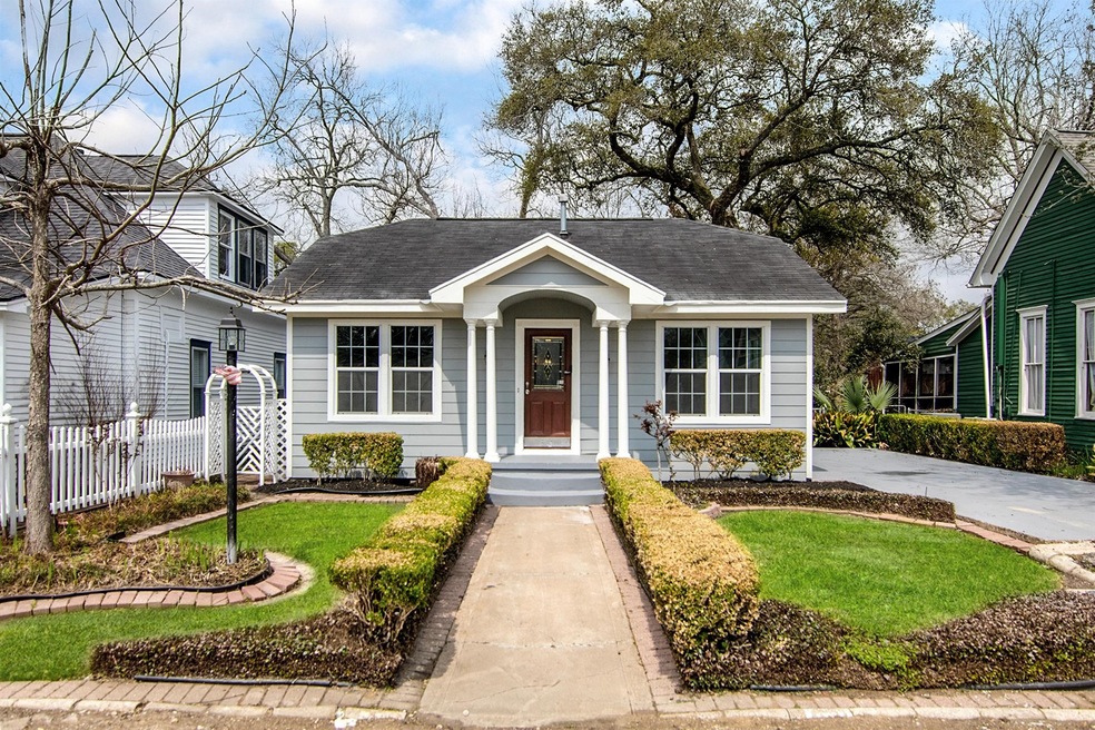 614 W Lang St, Alvin, TX 77511 - photo 1