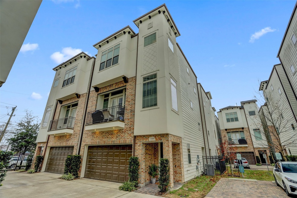 Welcome to 1034 W26th #B in the Heights! Notice th