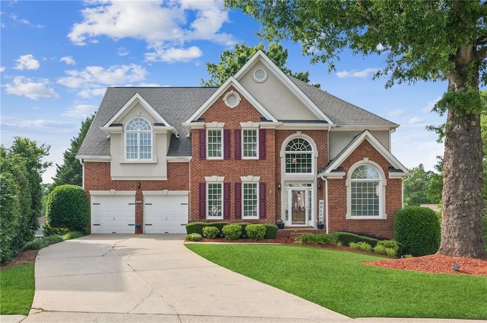 View of front facade with driveway, a front yard, 