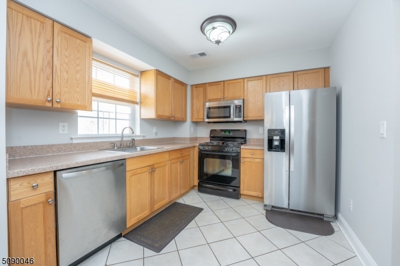 516 N Wood Ave unit 2, Linden, NJ 07036 - photo 1