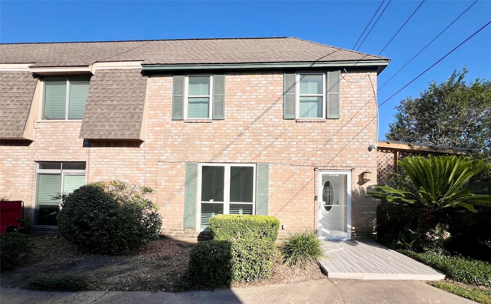 Welcome to your corner-lot townhome at 840 Threadneedle St!