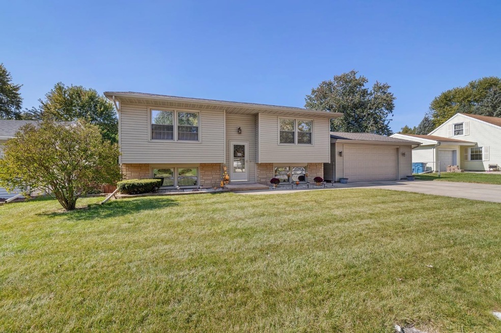 253 Walnut Ln, Crown Point, IN 46307 - photo 1