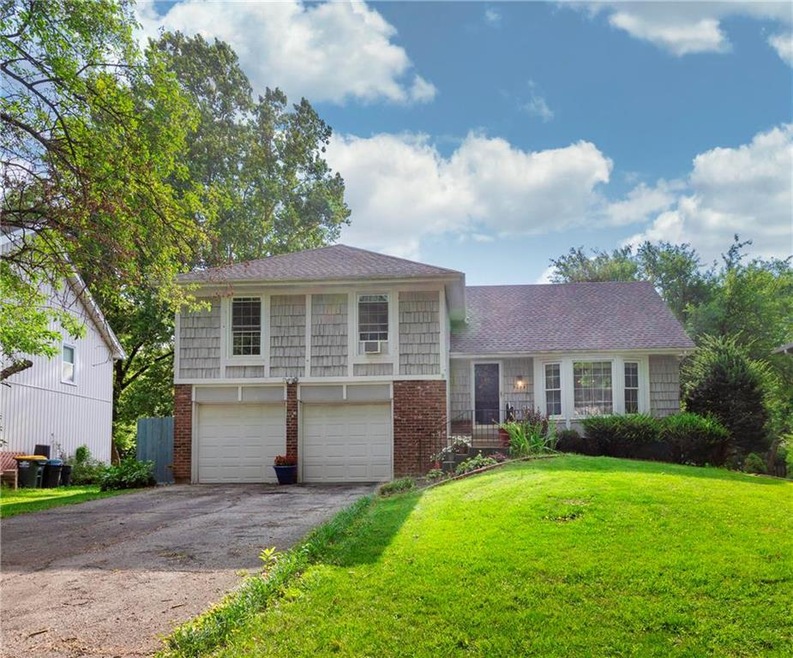 9035 Greenway Ln, Lenexa, KS 66215 - photo 1