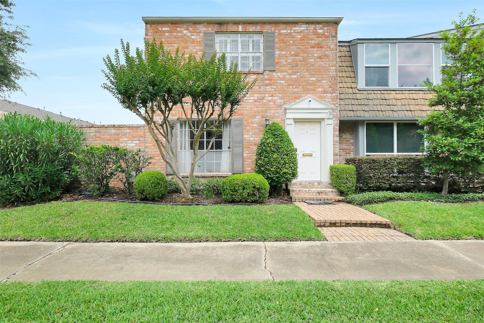 Welcome to 1321 Fountain View Unit 131!