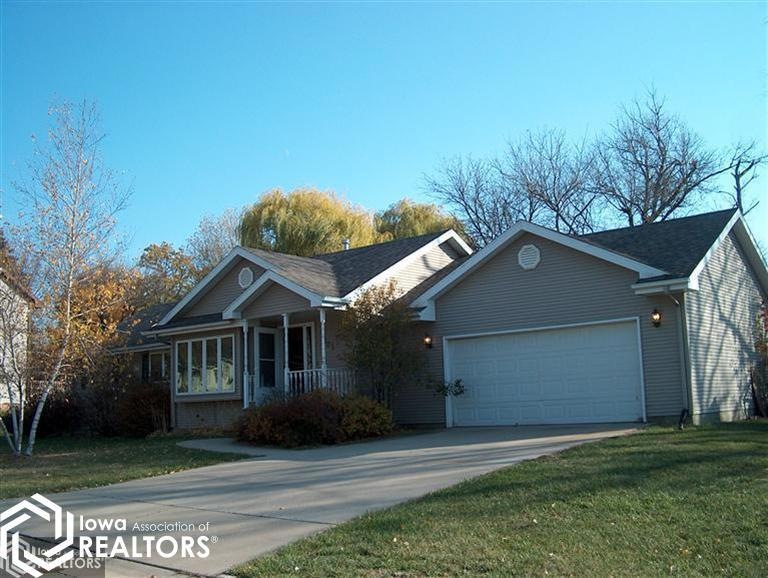 821 S 10th Ave E, Newton, IA 50208 - photo 1