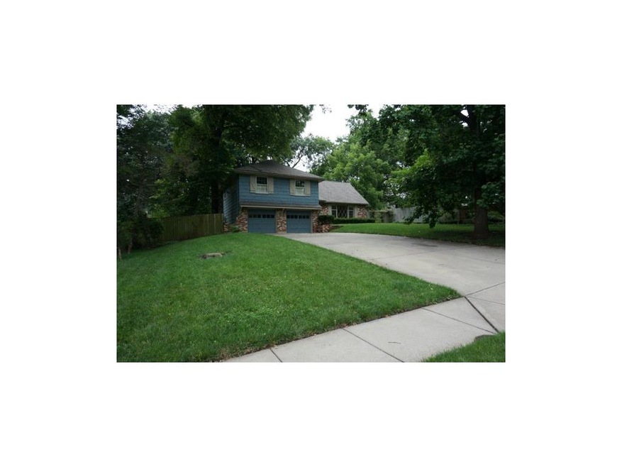 Gorgeous Side/Side Split w/new roof in private nei