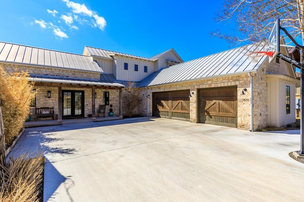 509 W Ufer St, Fredericksburg, TX 78624 - photo 1