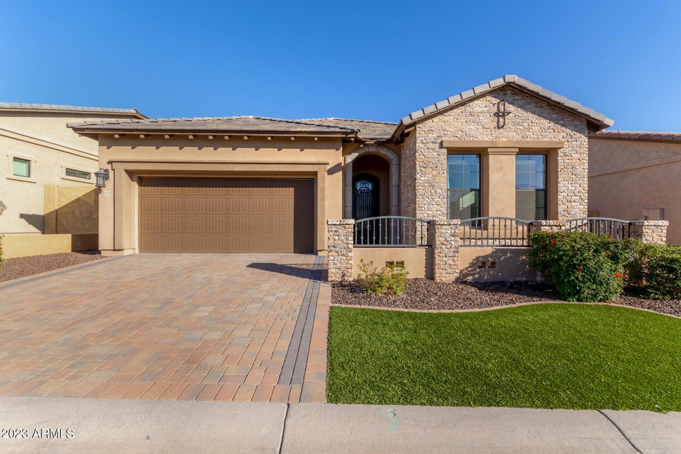 2053 N Red Cliff