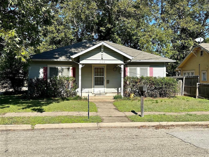 506 W Smith St, Cleburne, TX 76033 - photo 1