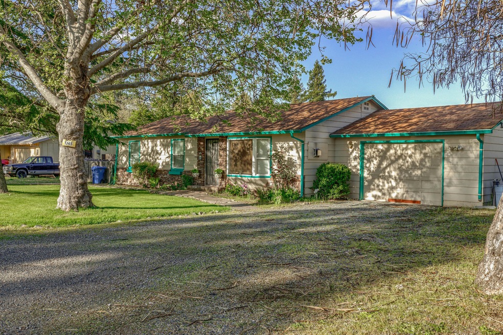 1365 Daisy Ln, Grants Pass, OR 97527 - photo 1