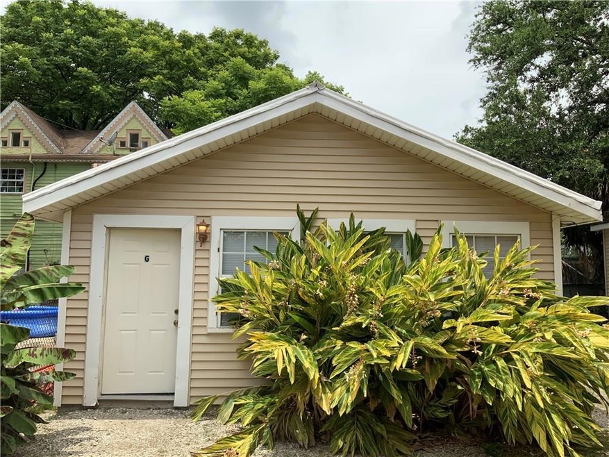  Cozy Cottage( detached from main house) is  located in the heart of MidCity near Canal Street.