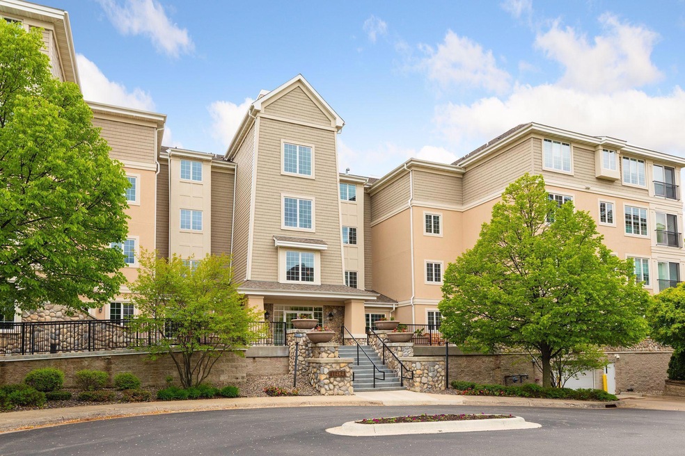 11484 Fairfield Rd W unit 301, Hopkins, MN 55305 - photo 1