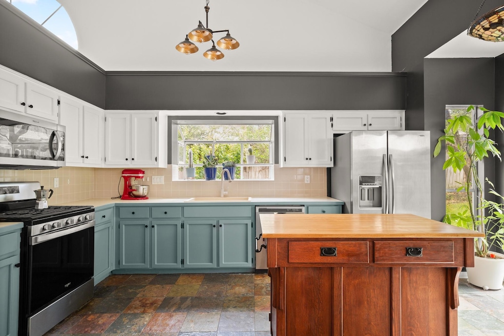 Kitchen with appliances with stainless steel fini