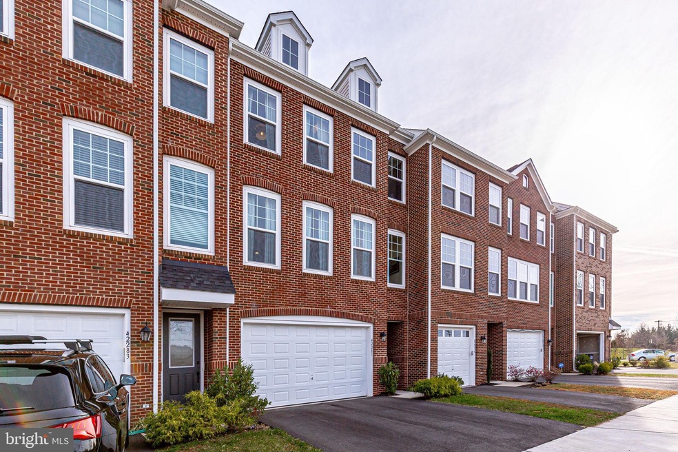 42281 Lancaster Woods Square, Chantilly, VA 20152 - photo 1