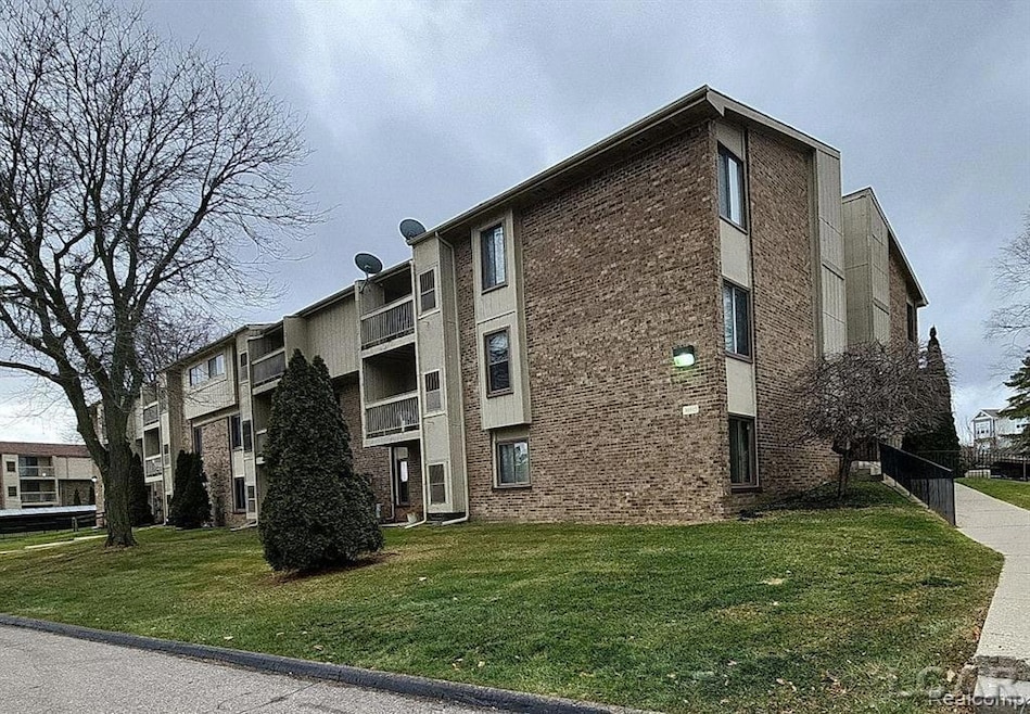 30515 W 14 Mile Rd, Farmington Hills, MI 48334 - photo 1