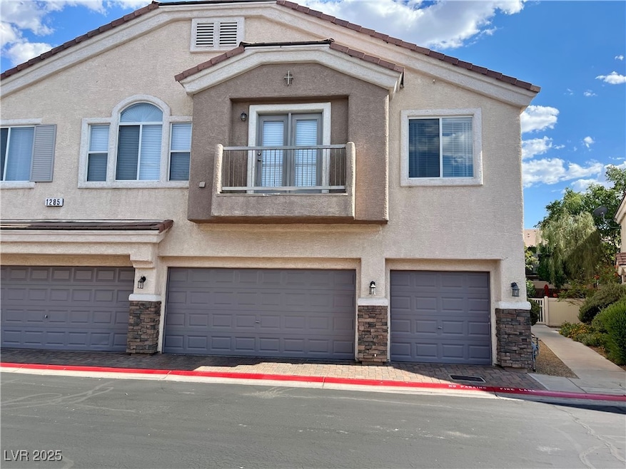 2 Bedroom, 2 bath, 1 car garage Townhome in a gate