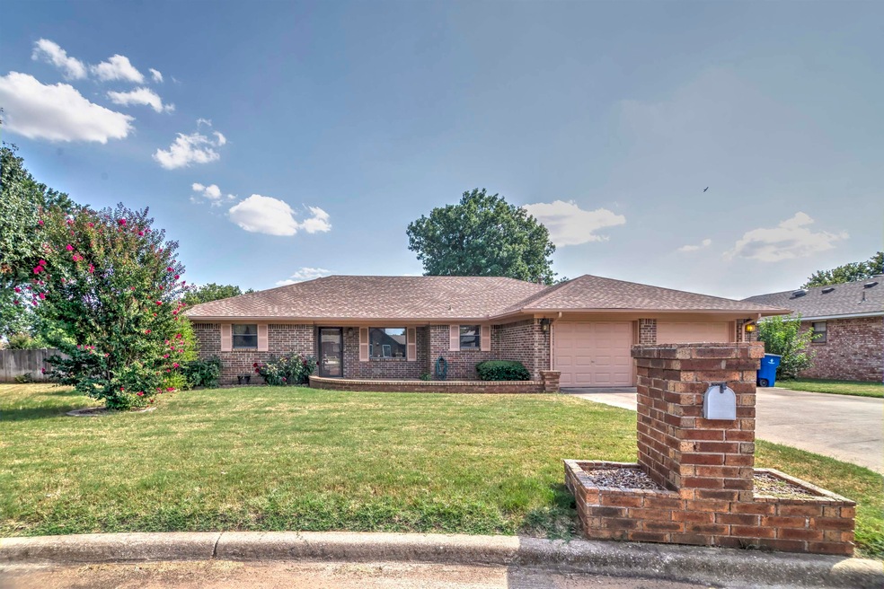 1922 Green Briar Cir, Duncan, OK 73533 - photo 1