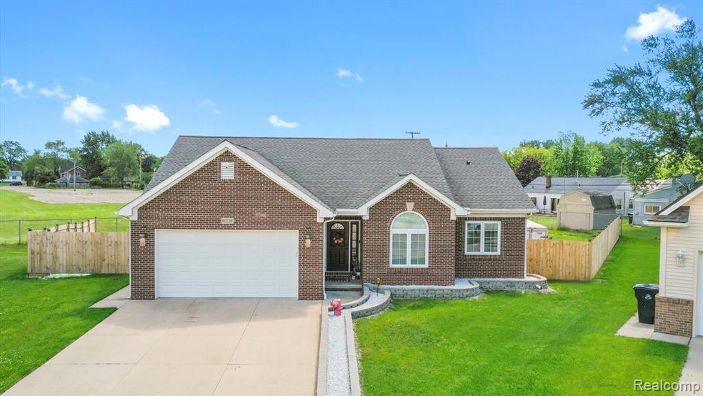 16220 Guest Ct, Roseville, MI 48066 - photo 1