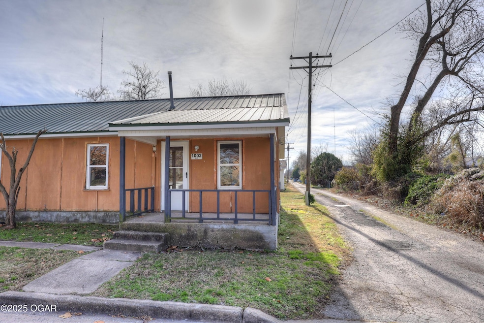 1002 Roosevelt Ave unit 4, Joplin, MO 64801 - photo 1