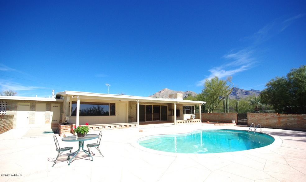 LOVELY BURNT ADOBE ON HILLTOP LOT!