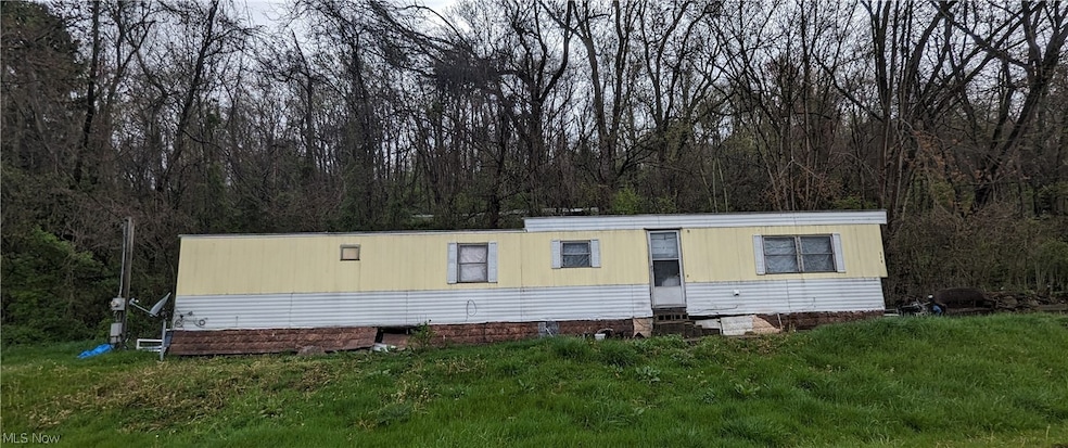 Manufactured / mobile home featuring a front yard