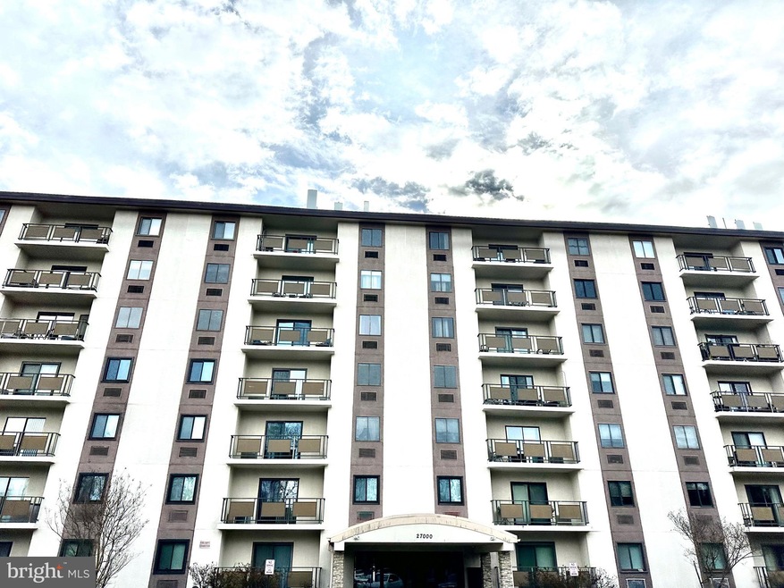 27604 Valley Run Dr unit 604, Wilmington, DE 19810 - photo 1