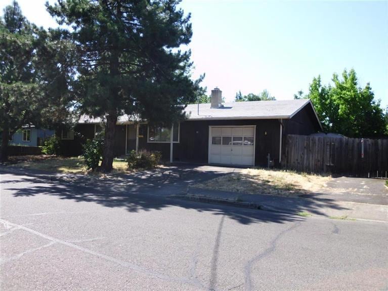 720 Chestnut St, Central Point, OR 97502 - photo 1