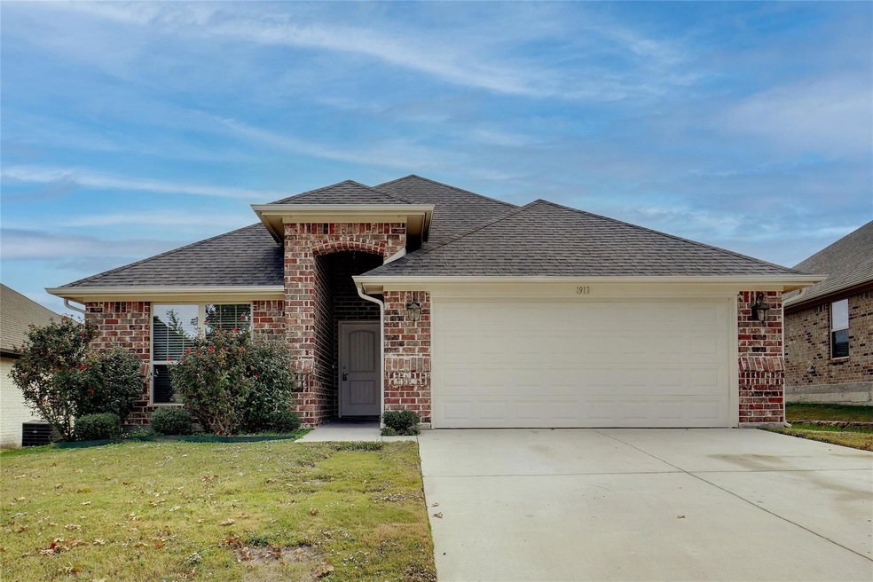 1913 Town Creek Cir, Weatherford, TX 76086 - photo 1